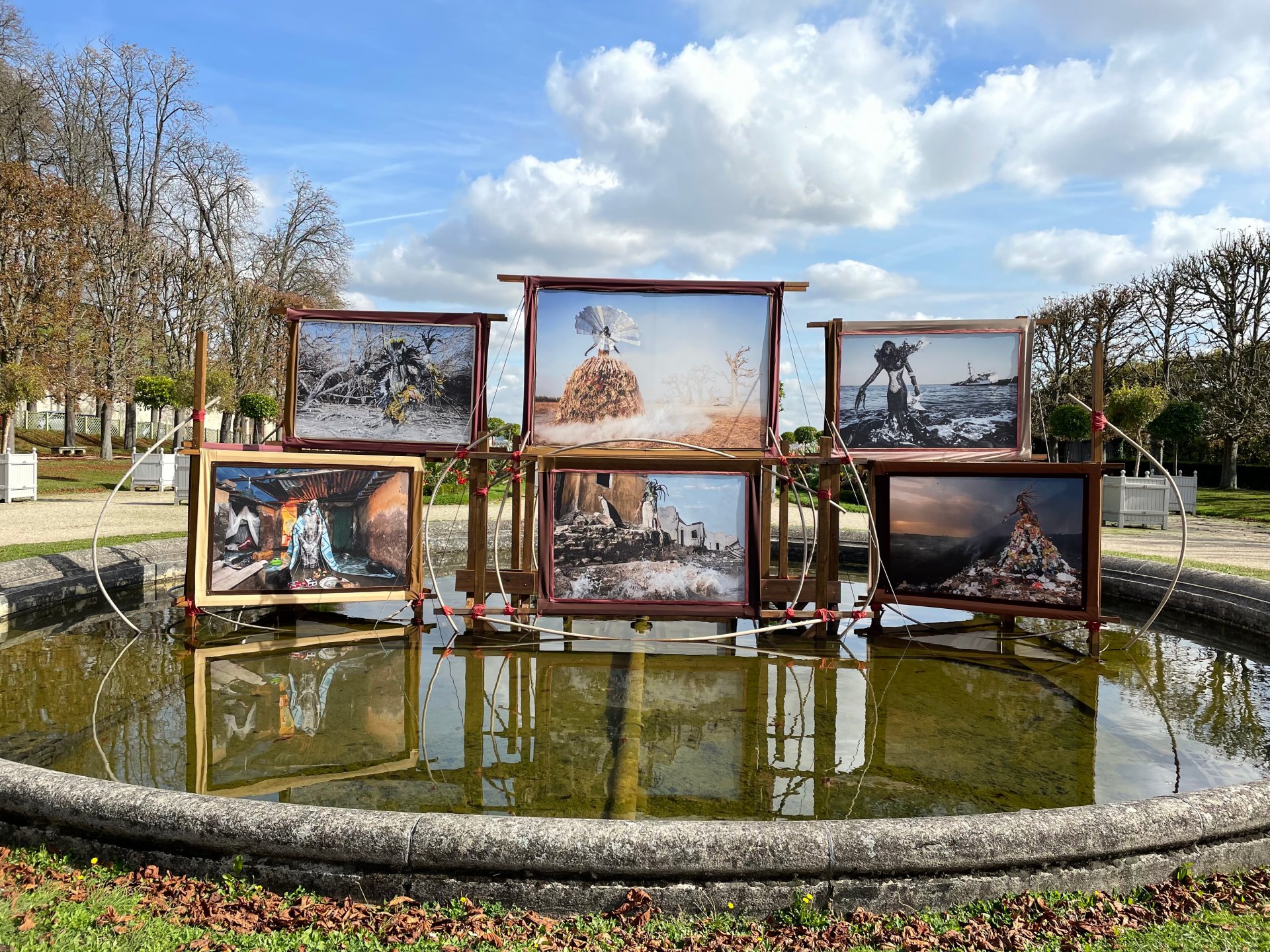 l'artiste Fabrice Monteiro. La structure, présentée dans le bassin de l'Orangerie sur les terrasses, donne à voir un regard engagé sur les problèmes environnementaux.